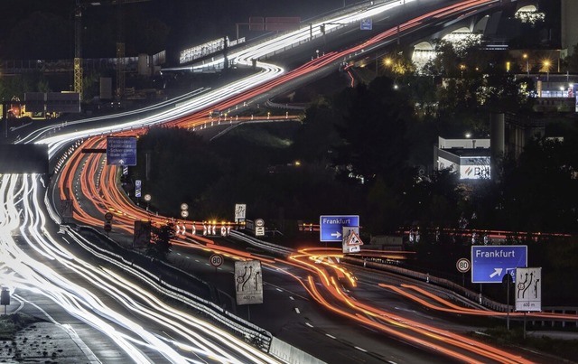 Straen und Autos werden das Verkehrsg...uch in den nchsten Jahren dominieren.  | Foto: Andreas Arnold (dpa)