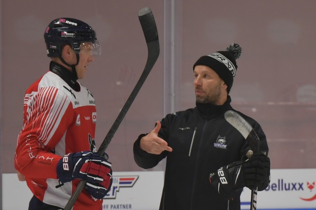 Der neue EHC-Trainer Mikhail Nemirovsk...ingseinheit, hier mit Strmer Eero Elo  | Foto: Achim Keller