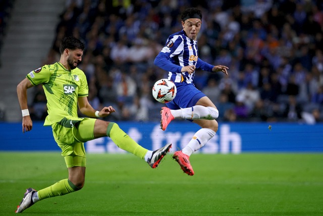 Die TSG 1899 Hoffenheim um  Florian Grillitsch (l) war beim FC Porto gefragt.  | Foto: Luis Vieira/AP