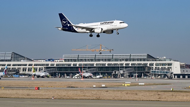 In den Ferien herrscht viel Betrieb am Stuttgarter Flughafen. (Archivbild)  | Foto: Bernd Wei&szlig;brod/dpa