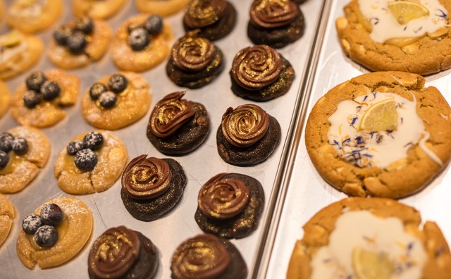 Verziert und getoppt machen die Cookies auch optisch was her. (Archivbild)  | Foto: Christoph Schmidt/dpa