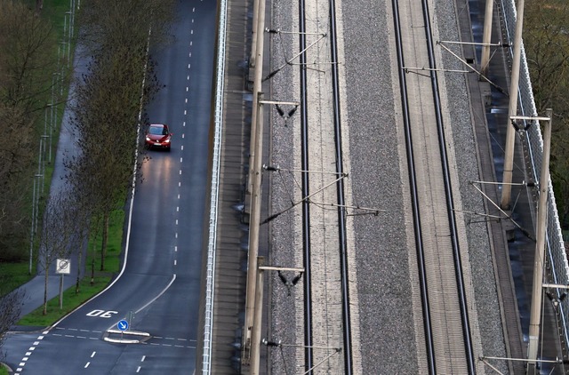 Das Auto bleibt in den n&auml;chsten J...inierende Verkehrsmittel. (Archivbild)  | Foto: Karl-Josef Hildenbrand/dpa