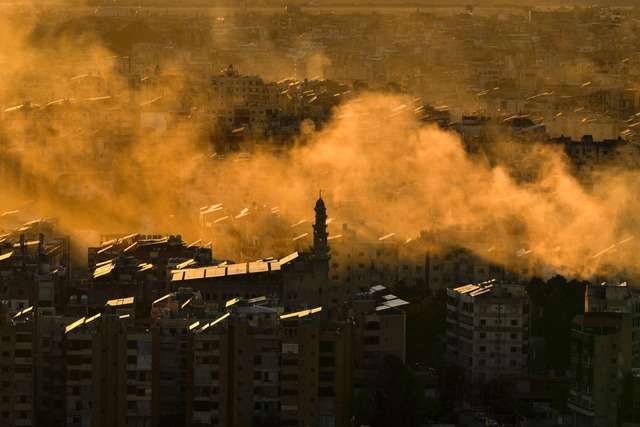 Die israelischen Streitkr&auml;fte gre...hin Stellungen der Hisbollah-Miliz an.  | Foto: Bilal Hussein/AP/dpa