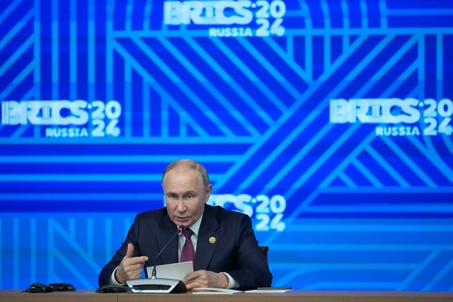 Putin sieht sich auf dem Brics-Gipfel ...einem Angriffskrieg auf dem Vormarsch.  | Foto: Alexander Zemlianichenko/AP/dpa