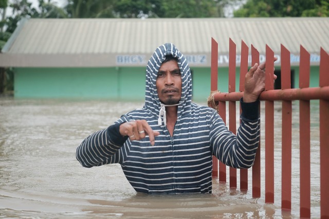 Manche Betroffene sind bisher nicht erreichbar.  | Foto: John Michael Magdasoc/AP