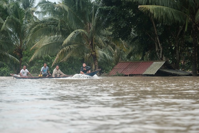 Das Wasser stand vielerorts bis zu den D&auml;chern.  | Foto: John Michael Magdasoc/AP