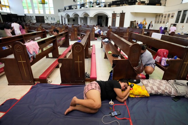 Auch Kirchen wurden als Evakuierungszentren genutzt.  | Foto: Aaron Favila/AP