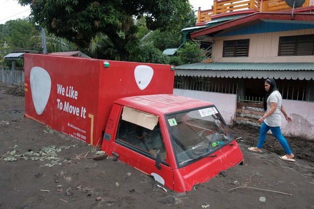 Vom Vulkan Mayon gingen Schlammlawinen nieder.  | Foto: John Michael Magdasoc/AP