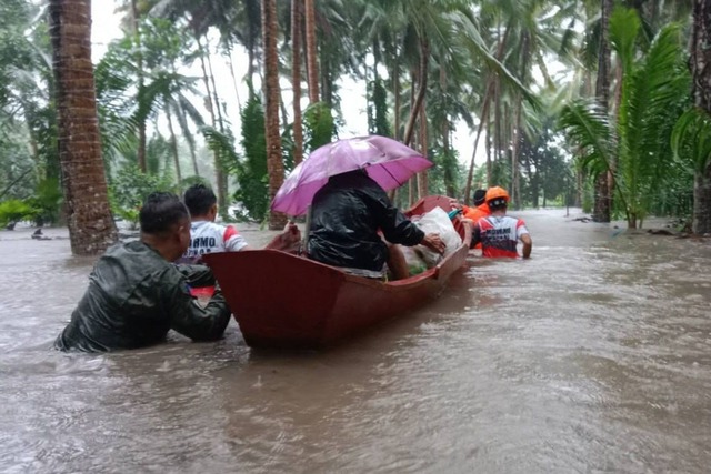 Rettung gab es gebietsweise nur noch mit Booten.  | Foto: Philippine Army/XinHua/dpa