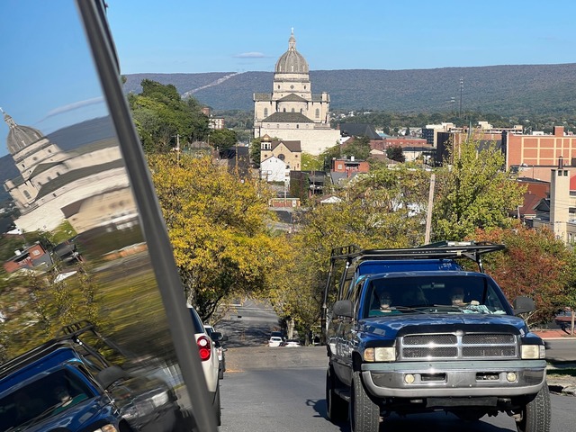 Altoona mit seiner Kathedrale im Hintergrund  | Foto: Benno Schwinghammer/dpa