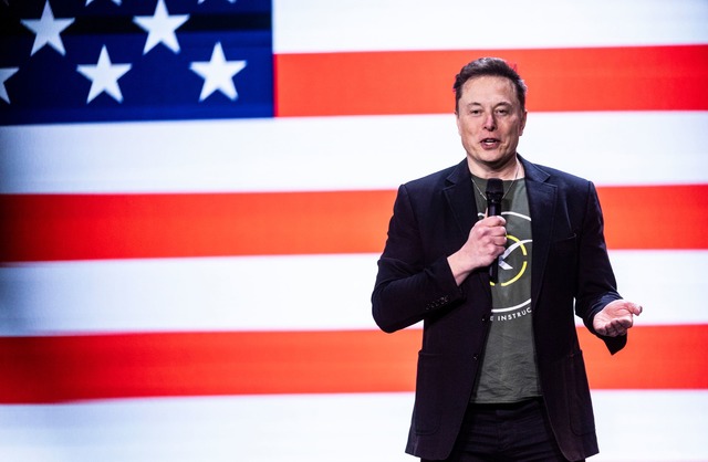 Elon Musk erh&ouml;ht den Einsatz auf ...ahlsieg von Donald Trump. (Archivbild)  | Foto: Sean Simmers/The Patriot-News/AP/dpa