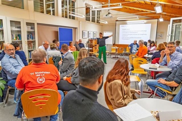 Beim &#8222;Speed-Dating&#8220; der VH...ker und Schler der Einrichtung nher.  | Foto: Alexandra Gnzschel