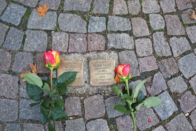 Stolpersteine fr Max und Fanny Valfer in der  Poststrae in Kippenheim  | Foto: Juliana Eiland-Jung