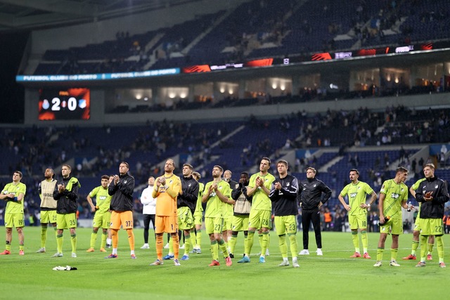 Die Hoffenheimer Spieler bedanken sich bei ihren Fans.  | Foto: Luis Vieira/AP