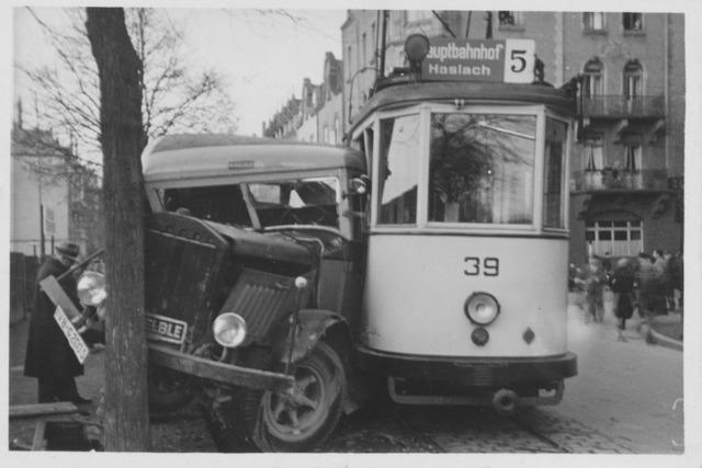 Historisches Foto aus Freiburg zeigt Unfall zwischen Straenbahn und Lastwagen im Jahr 1937