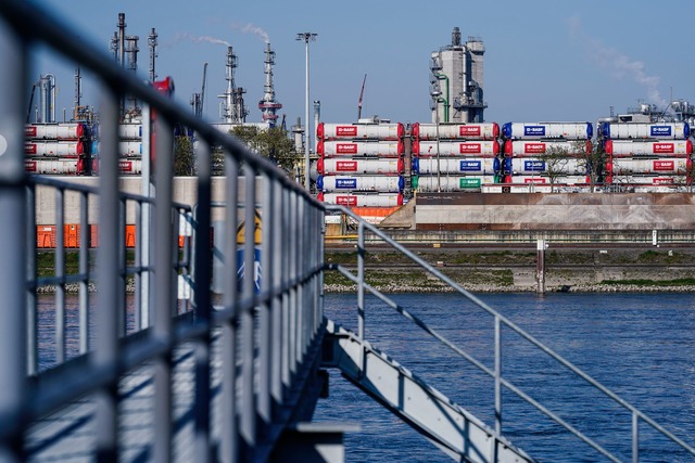 Stimmung in der Wirtschaft hellt sich auf.  | Foto: Uwe Anspach/dpa