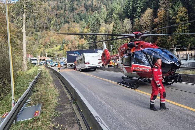 B31 im Hllental nach Unfall gesperrt – Rettungshubschrauber im Einsatz