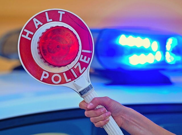 Die Polizeistreife stoppte den Bus in der Offenburger Okenstrae.  | Foto: Patrick Pleul (dpa)