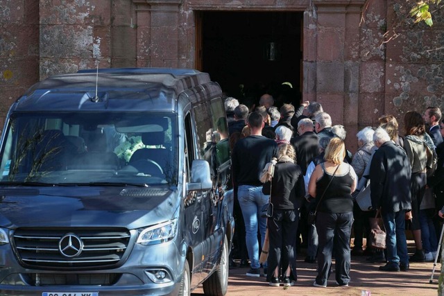 Angehrige versammeln sich am Eingang ...nould whrend der Beerdigung von Lina.  | Foto: Frederick Florin (dpa)