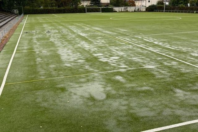 Fuballer des SV Schopfheim schlagen Alarm wegen ihres kaputten Kunstrasens