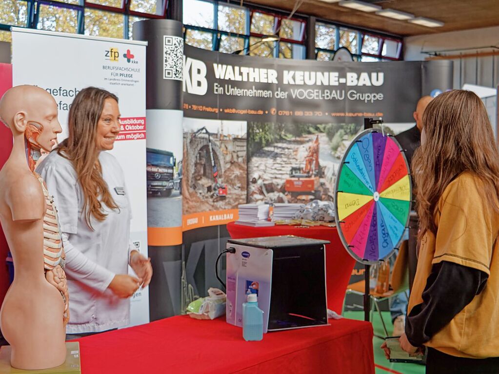 Jede Menge Information boten die Teilnehmer der Jobstartbrse am Donnerstagabend und Freitag in der Stadthalle in Endingen.