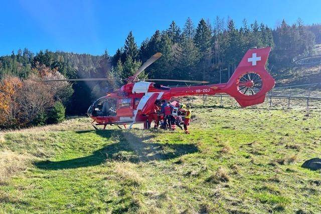 Rettungshubschrauber bringt verletzten Radfahrer in Klinik