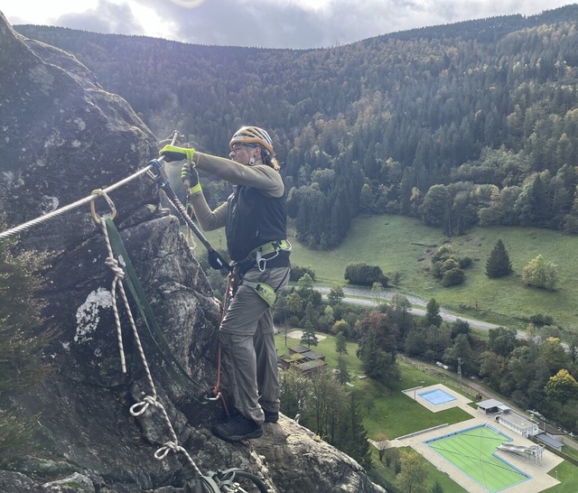 Arbeitsplatz mit Aussicht: Isaac Hailp...flext einen alten Sicherungsanker ab.   | Foto: Franziska Zeller