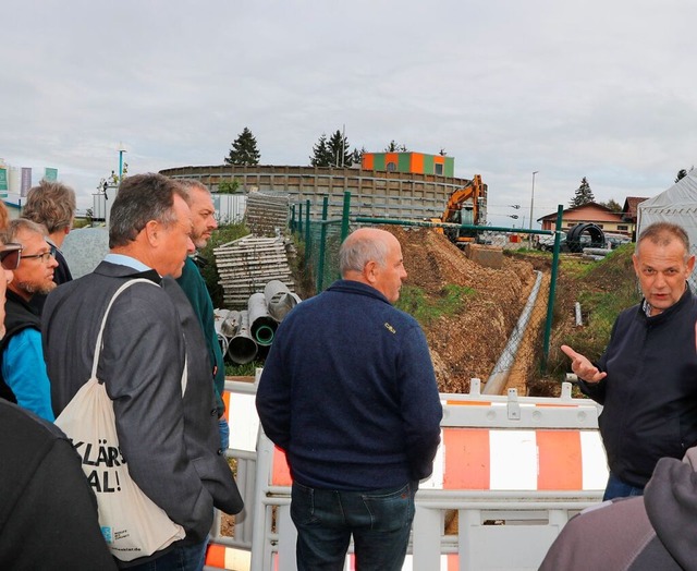 Horst Wittkowski (rechts) zeigt den Ab...der Fleischwarenfabrik umgenutzt wird.  | Foto: Martha Weishaar