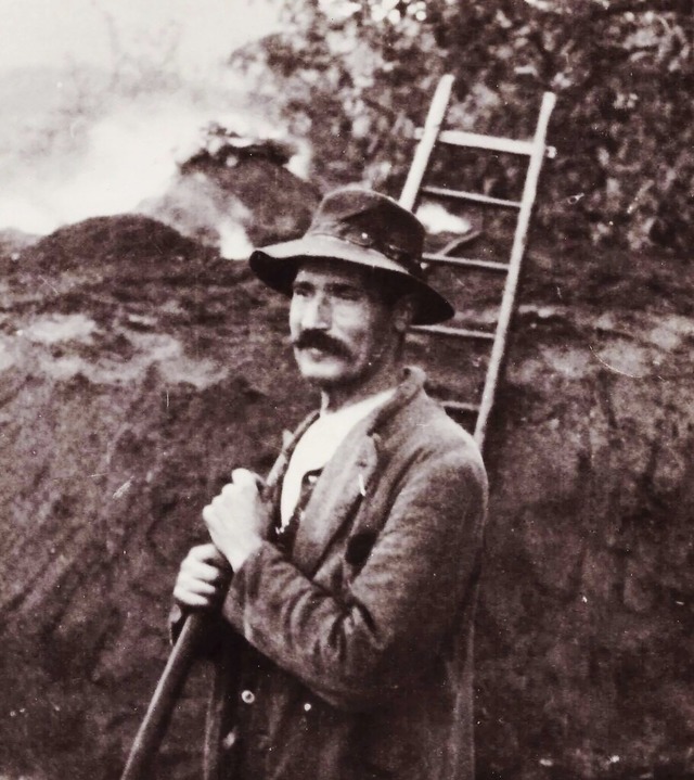 Leonhard Gerstner vor dem Kohlenmeiler in der Nhe des Lindenbckle  | Foto: Quelle: Huserchronik /Fred Wehrle