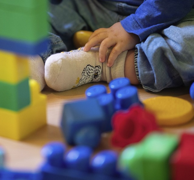 Die Elternbeitrge fr die Kinderbetreuung in Steinen steigen.  | Foto: Sebastian Gollnow (dpa)