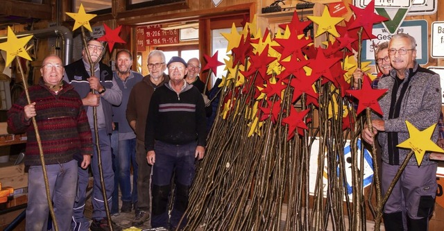 Im Ehrenamt hat das  Sternemacher-Team...und 300 Sterne von Bauhofmitarbeitern.  | Foto: Wilfried Dieckmann