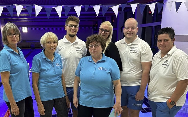 Das Hallenbad-Team hat die Jubilumsdeko schon aufgehngt.  | Foto: Stadt Wehr