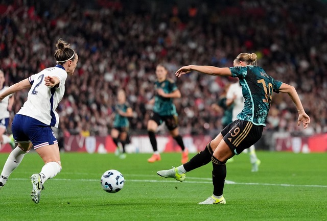 Klara B&uuml;hl zieht zum 3:0 ab.  | Foto: Zac Goodwin/PA Wire/dpa