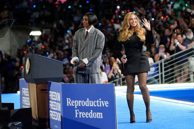 Beyonc&eacute; (rechts im Bild) sagte,...Einheit, die die USA gerade brauchten.  | Foto: Susan Walsh/AP/dpa