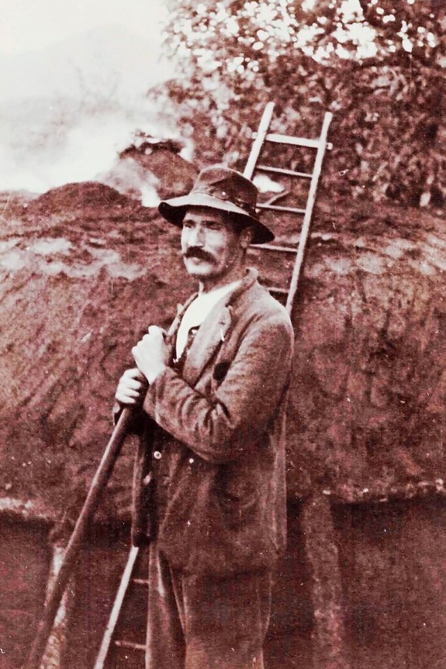 Leonhard Gerstner vor dem Kohlenmeiler in der Nhe des Lindenbckle  | Foto: Quelle: Huserchronik /Fred Wehrle