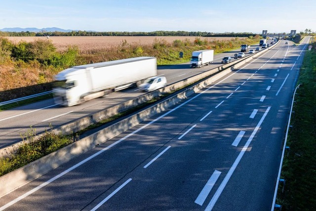 Transporter ab 3,5 Tonnen zahlen ab 20...ne Maut auf der elsssischen Autobahn.  | Foto: Philipp von Ditfurth (dpa)