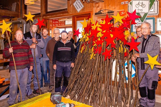 Im Ehrenamt hat das  Sternemacher-Team...und 300 Sterne von Bauhofmitarbeitern.  | Foto: Wilfried Dieckmann