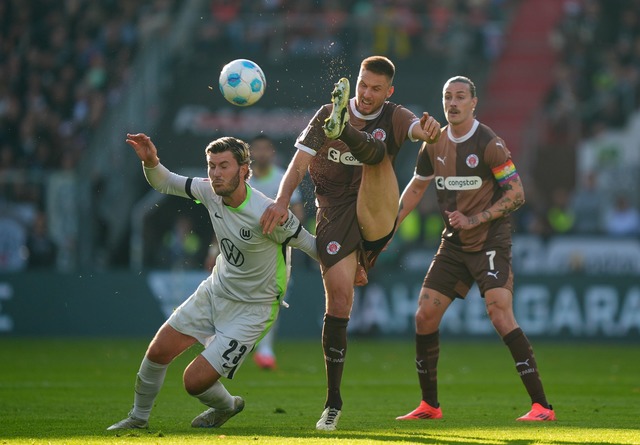 Das Nordduell zwischen dem FC St. Pauli und dem VfL Wolfsburg war umk&auml;mpft.  | Foto: Marcus Brandt/dpa