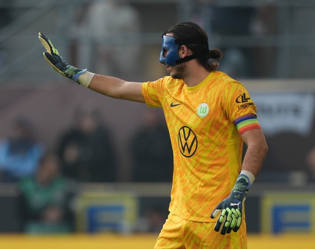 Wolfsburgs Torwart Kamil Grabara war g...den FC St. Pauli einige Mal gefordert.  | Foto: Marcus Brandt/dpa