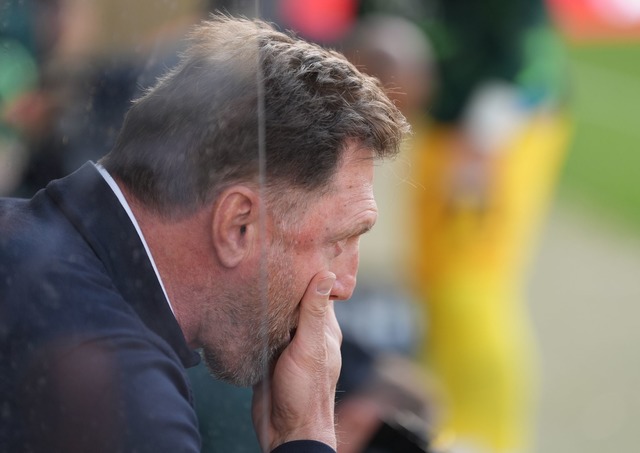 Wolfsburgs Trainer Ralph Hasenh&uuml;t...seiner Mannschaft kaum zufrieden sein.  | Foto: Marcus Brandt/dpa