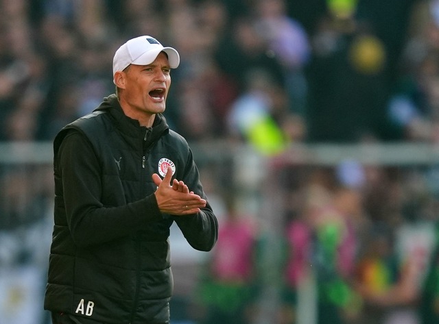 St. Paulis Trainer Alexander Blessin trieb seine Spieler immer wieder an.  | Foto: Marcus Brandt/dpa