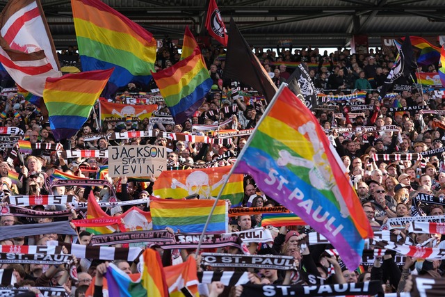 Der bunte Protest gegen Homophobie und f&uuml;r Vielfalt und Toleranz.  | Foto: Marcus Brandt/dpa