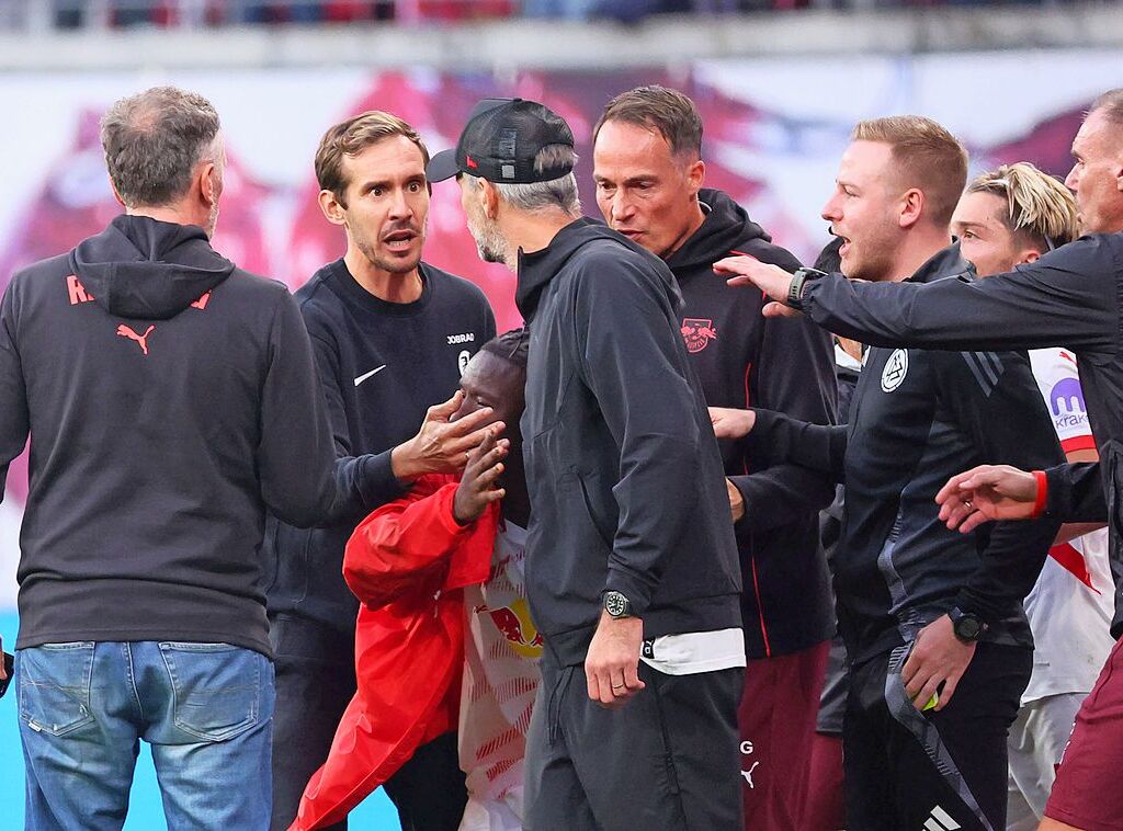 Nach dem Spiel lieferten sich Julian Schuster und der Leipziger Coach Marco Rose ein Wortgefecht.