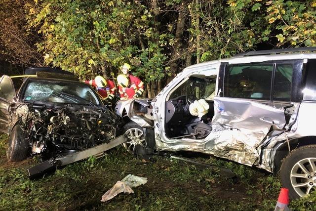 Drei Verletzte, zwei Totalschden bei Unfall auf der B294 bei Winden