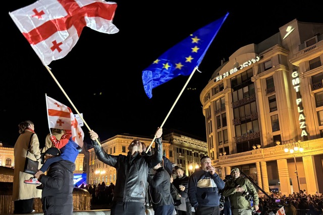 Menschen demonstrieren in der georgisc...Georgien whlt die Europische Union.  | Foto: Katharina Schrder (dpa)