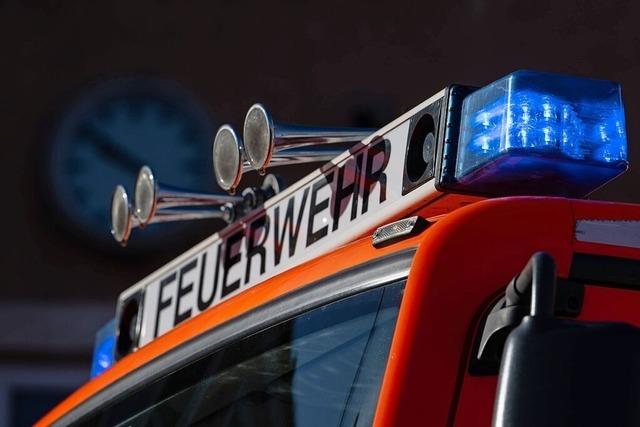 Schuppen brennt: Feuerwehr Zell verhindert bergreifen des Feuers auf Wohnhaus