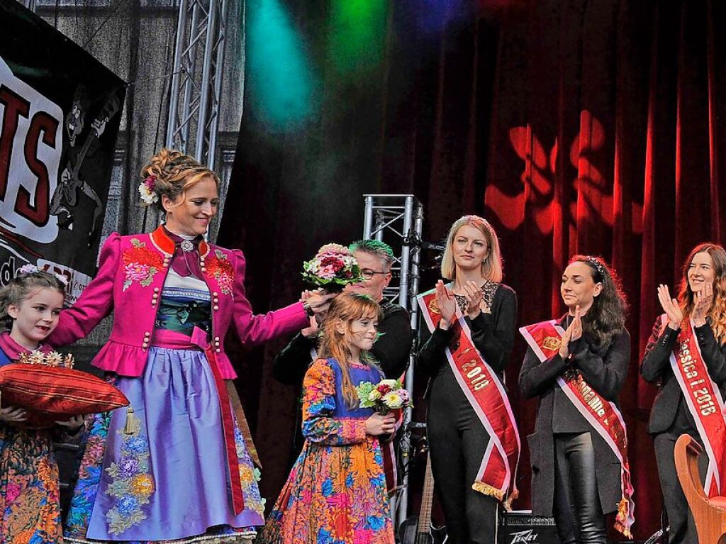 Birgit I. betritt  mit ihren Blumenmdchen und unter dem Applaus ihrer Vorgngerinnen die Chrysanthemenbhne auf dem Marktplatz.