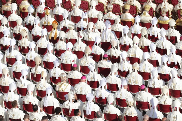 Katholische Kardinle sitzen zu Beginn... Papst Franziskus auf dem Petersplatz.  | Foto: Evandro Inetti (dpa)