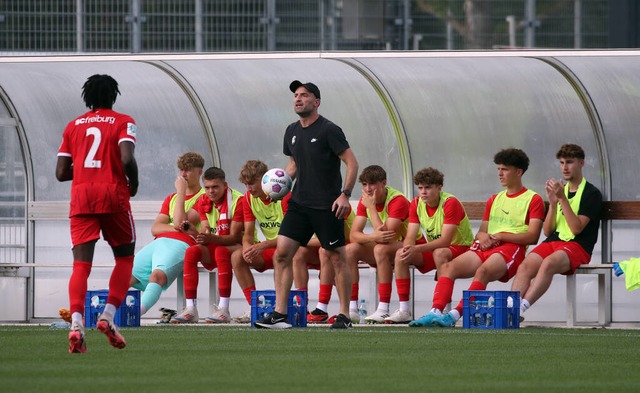 Es luft derzeit nicht rund bei der Ma...von SC-Coach Bernhard Weis (Bildmitte)  | Foto: Robin Rudel (Imago)