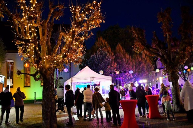 Der Lichtereinkaufsabend lockte einige tausend Besucher in die Innenstadt.  | Foto: Heinz und Monika Vollmar